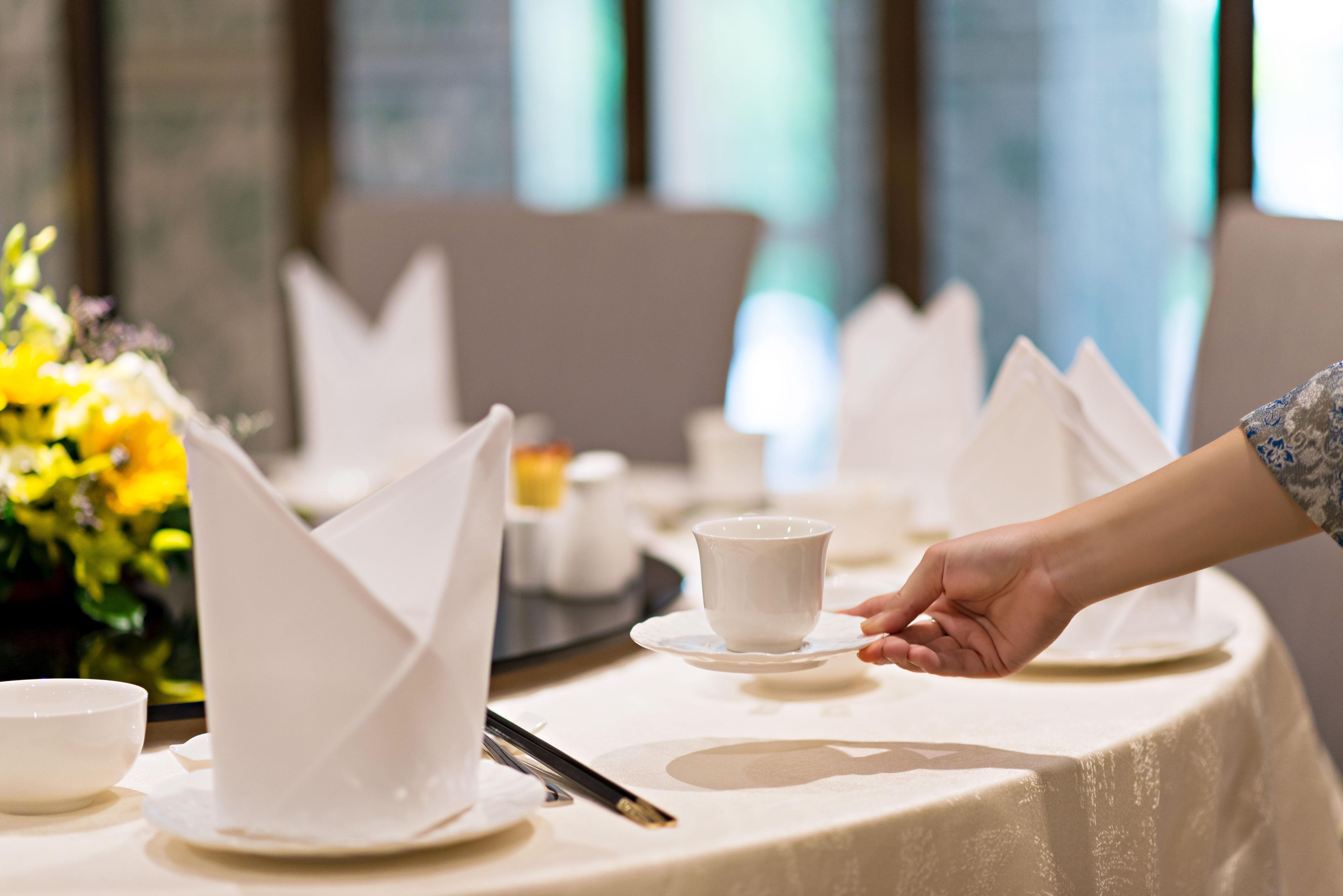 Eastin Grand Hotel Saigon Ho Chi Minh-Byen Eksteriør billede A server sets a table at a restaurant.