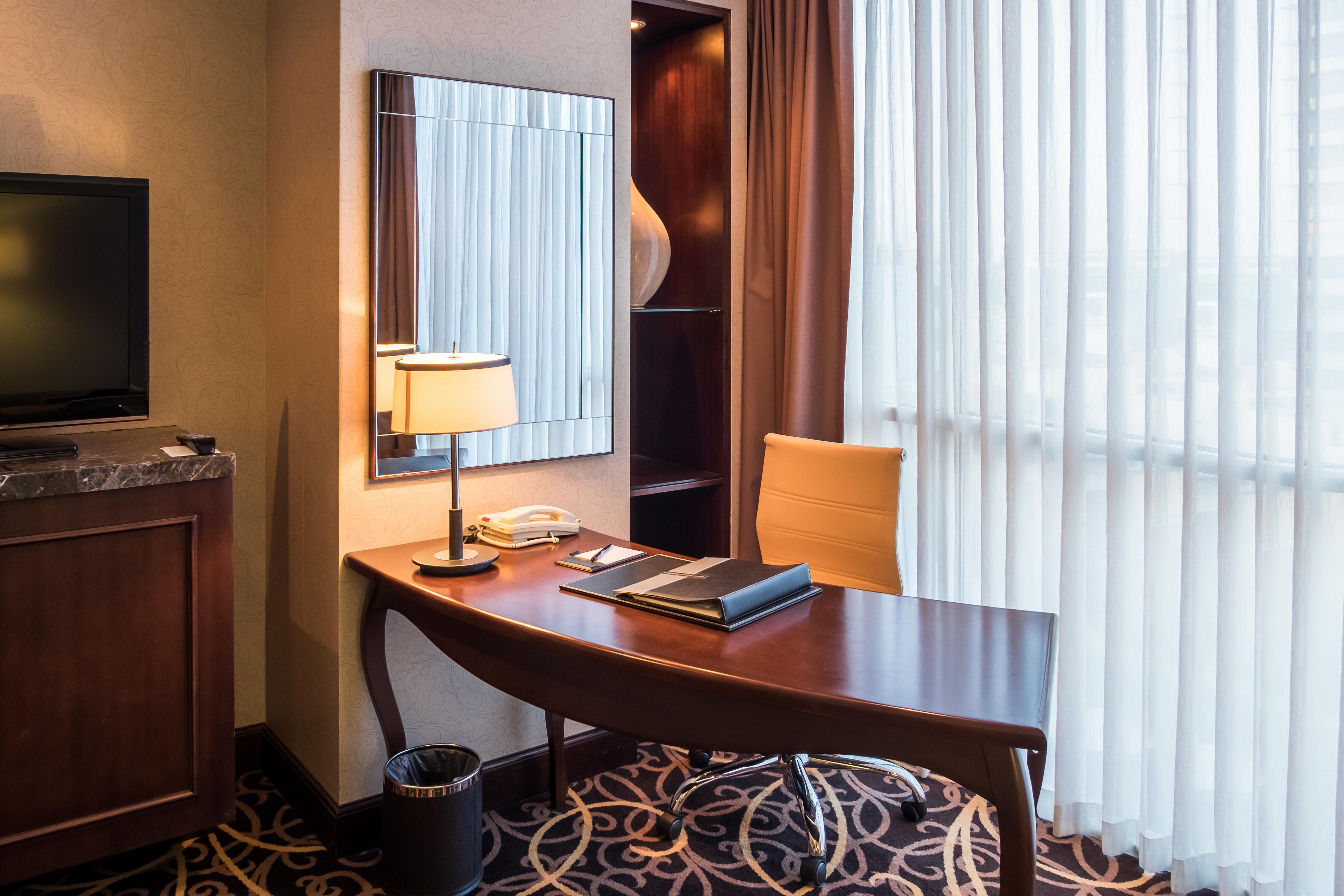 Eastin Grand Hotel Saigon Ho Chi Minh-Byen Eksteriør billede A work desk in a hotel room