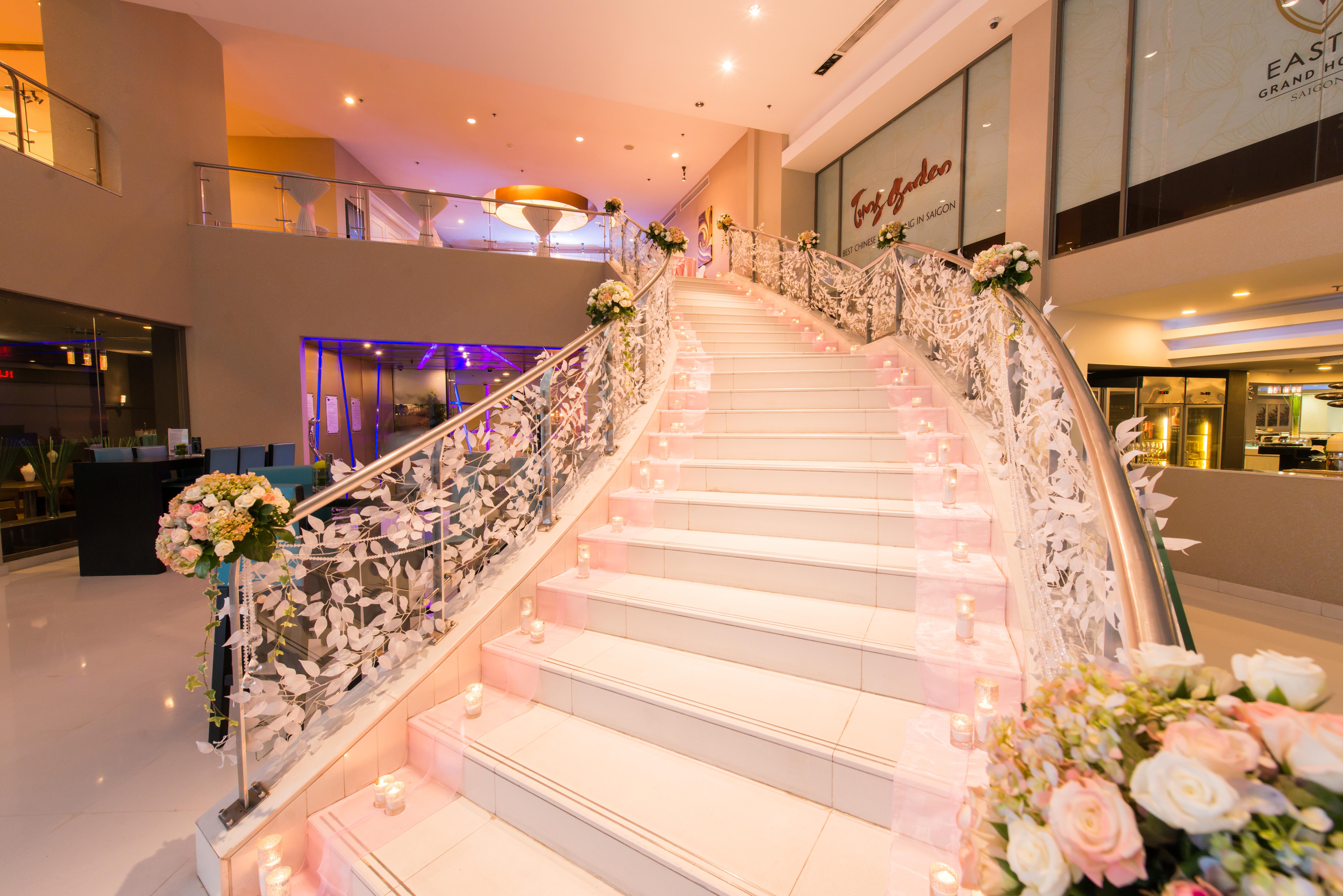 Eastin Grand Hotel Saigon Ho Chi Minh-Byen Eksteriør billede The staircase at the lobby