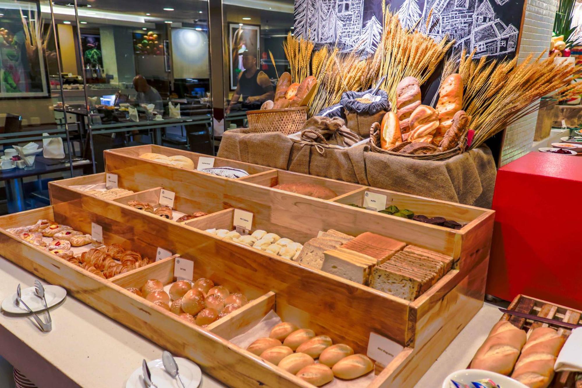 Eastin Grand Hotel Saigon Ho Chi Minh-Byen Eksteriør billede Bread and pastry at a buffet