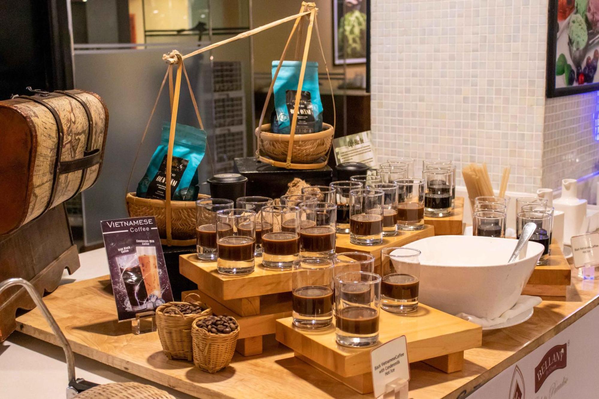 Eastin Grand Hotel Saigon Ho Chi Minh-Byen Eksteriør billede A coffee tasting