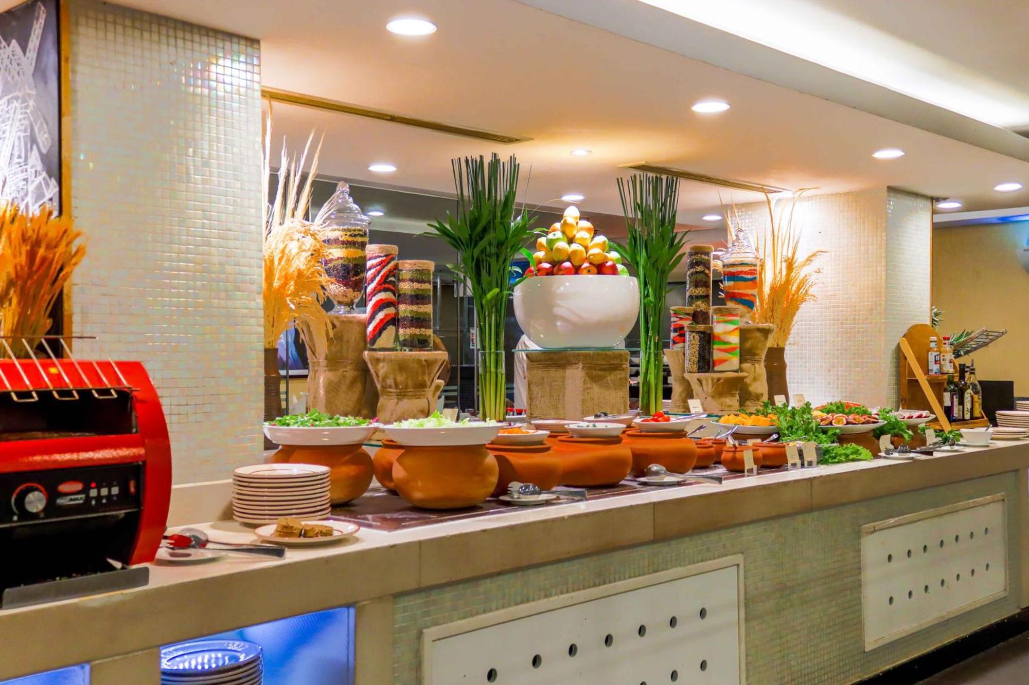 Eastin Grand Hotel Saigon Ho Chi Minh-Byen Eksteriør billede A buffet at a hotel